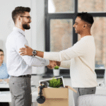 accueil entre deux collaborateurs